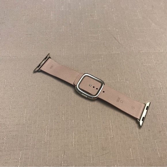 Apple Watch Modern Buckle in Soft Pink - Picture 2 of 4
